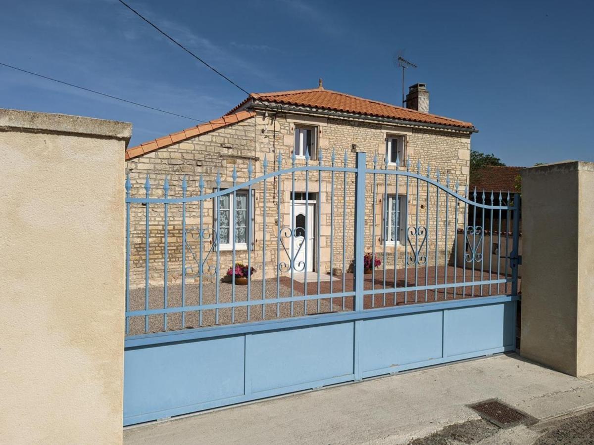 Maison Lumineuse Avec Cour Privative, Proche Sites Culturels, Tout Confort, Equipe Bebe, Wifi Inclus - Fr-1-653-98 Puyreaux Exteriör bild